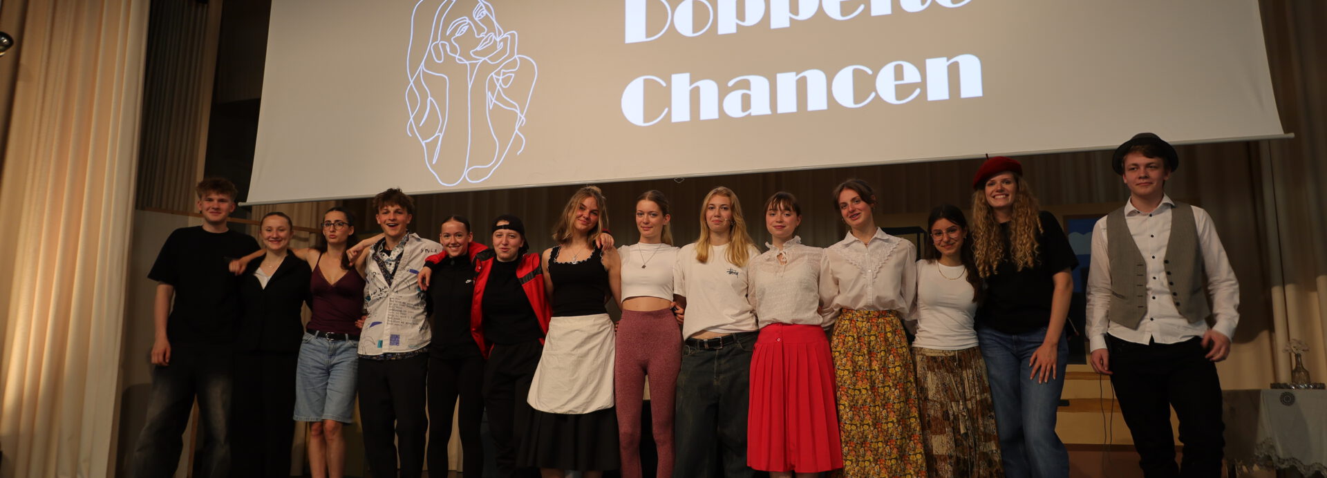 Unser Abschlussprojekt der Klasse 10 im künstlerischen Profil: Ein voller Erfolg für Kunst, Musik und Theater